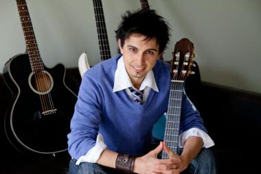 Elio, acoustic guitarist in Adelaide