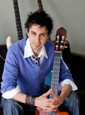 Elio, acoustic guitarist in Adelaide, photo 3