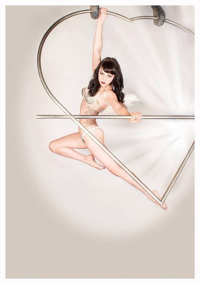 Madame Spin, aerialist in Adelaide, photo 2