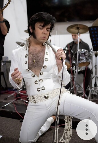 Deon Symo as Elvis, tribute singer in Adelaide, photo 3