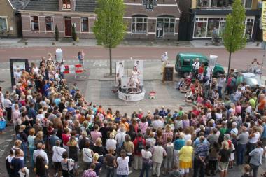 Ding Dong, Yvonne Calling, juggler in Adelaide, photo 2