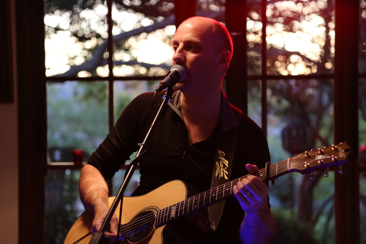 Jonno, singer in Albury, photo 2