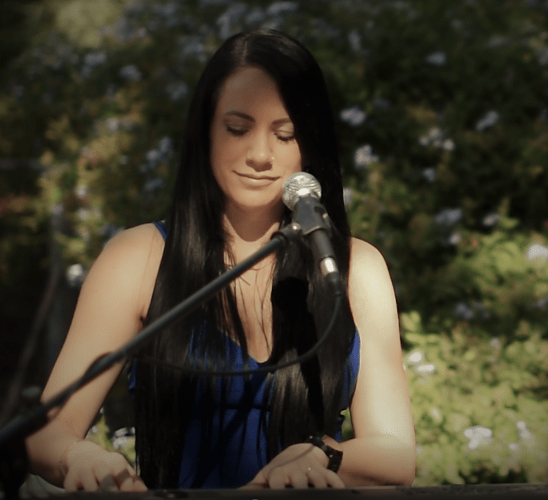 AMANDA J, pianist and singer solo in Perth, photo 3