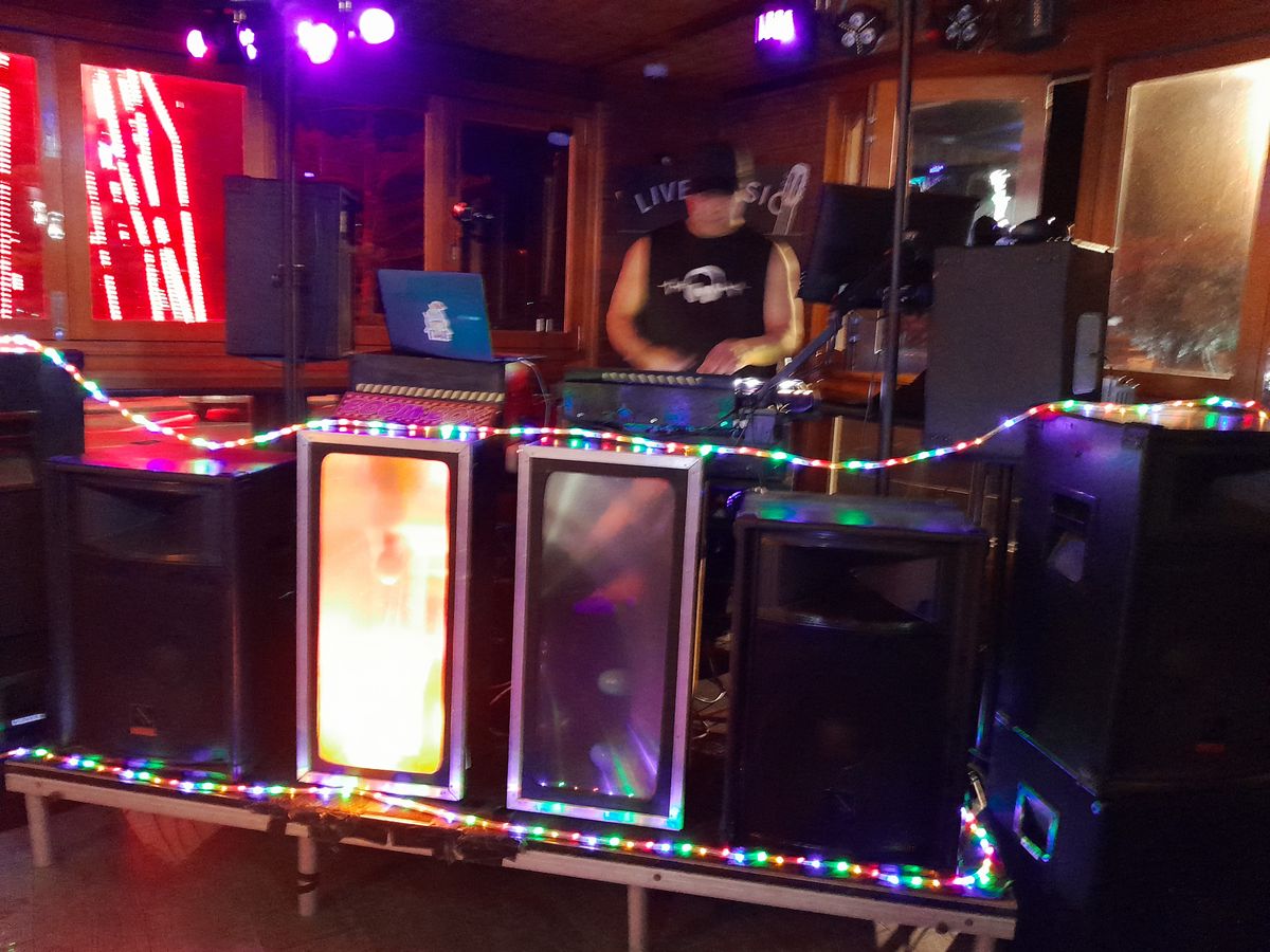 DJ Dezy, live in Apollo Bay