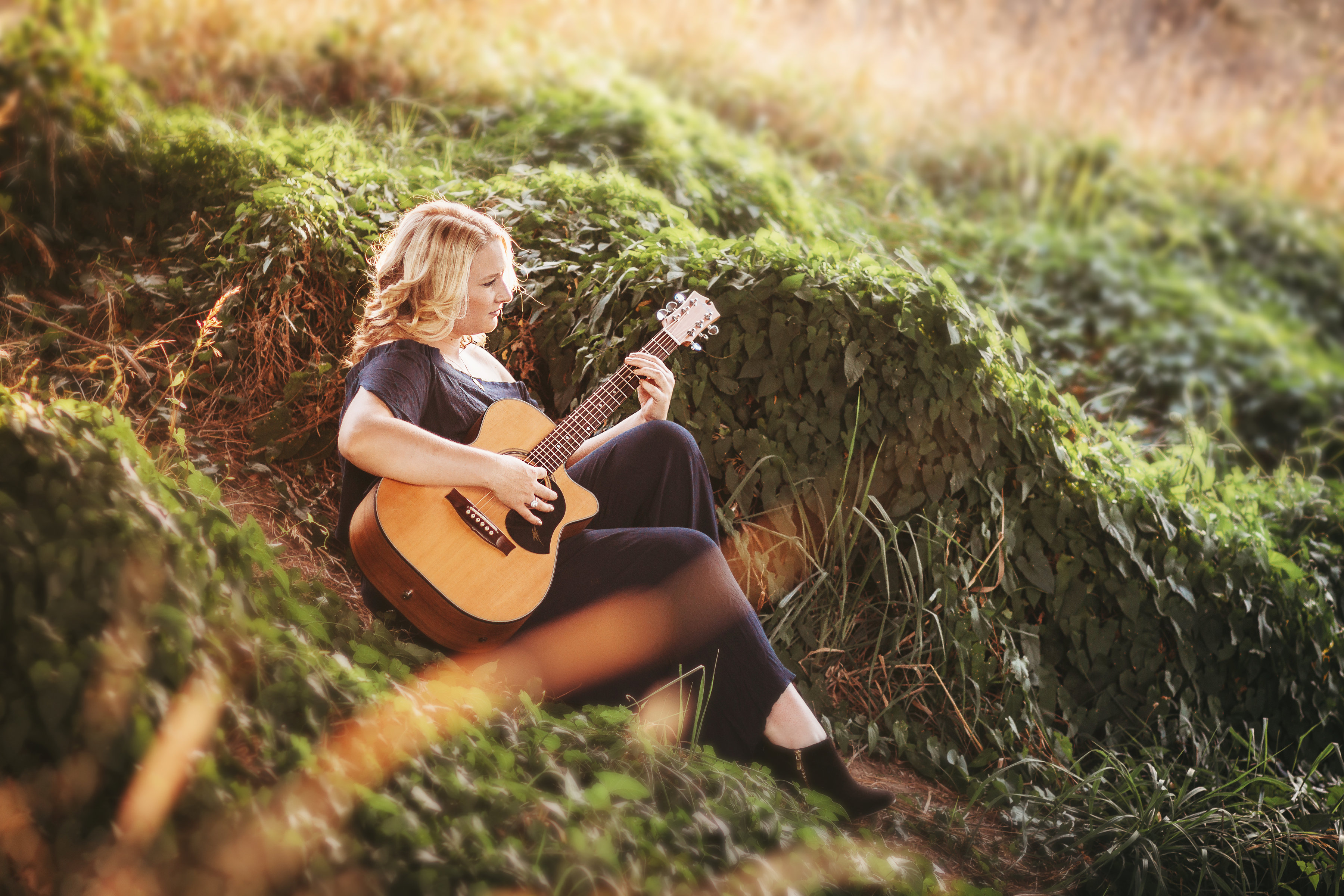 Chloe Swannell, singer in Bathurst