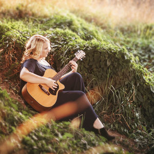 Chloe Swannell, singer in Bathurst, photo 2
