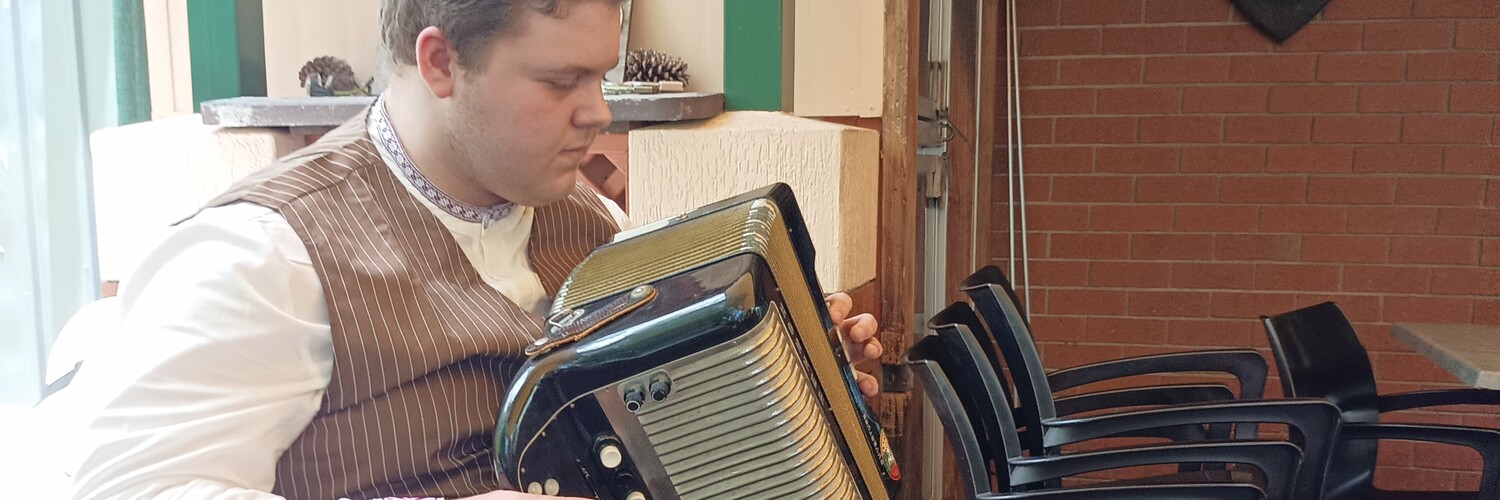 Darcy Ralph; European hits, accordion player in Brisbane, photo 3