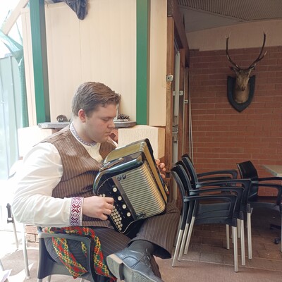 Darcy Ralph; European hits, accordion player in Brisbane, photo 2