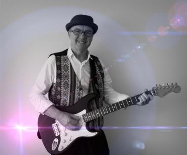 Kevin Walker, acoustic guitar and singer solo in Brisbane