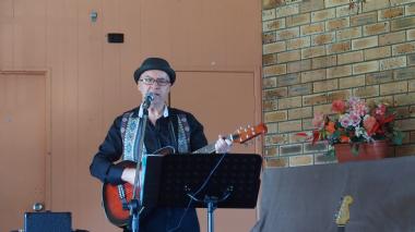 Kevin Walker, acoustic guitar and singer solo in Brisbane, photo 2