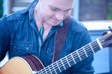 Van Larkins, acoustic guitarist in Brisbane, photo 2