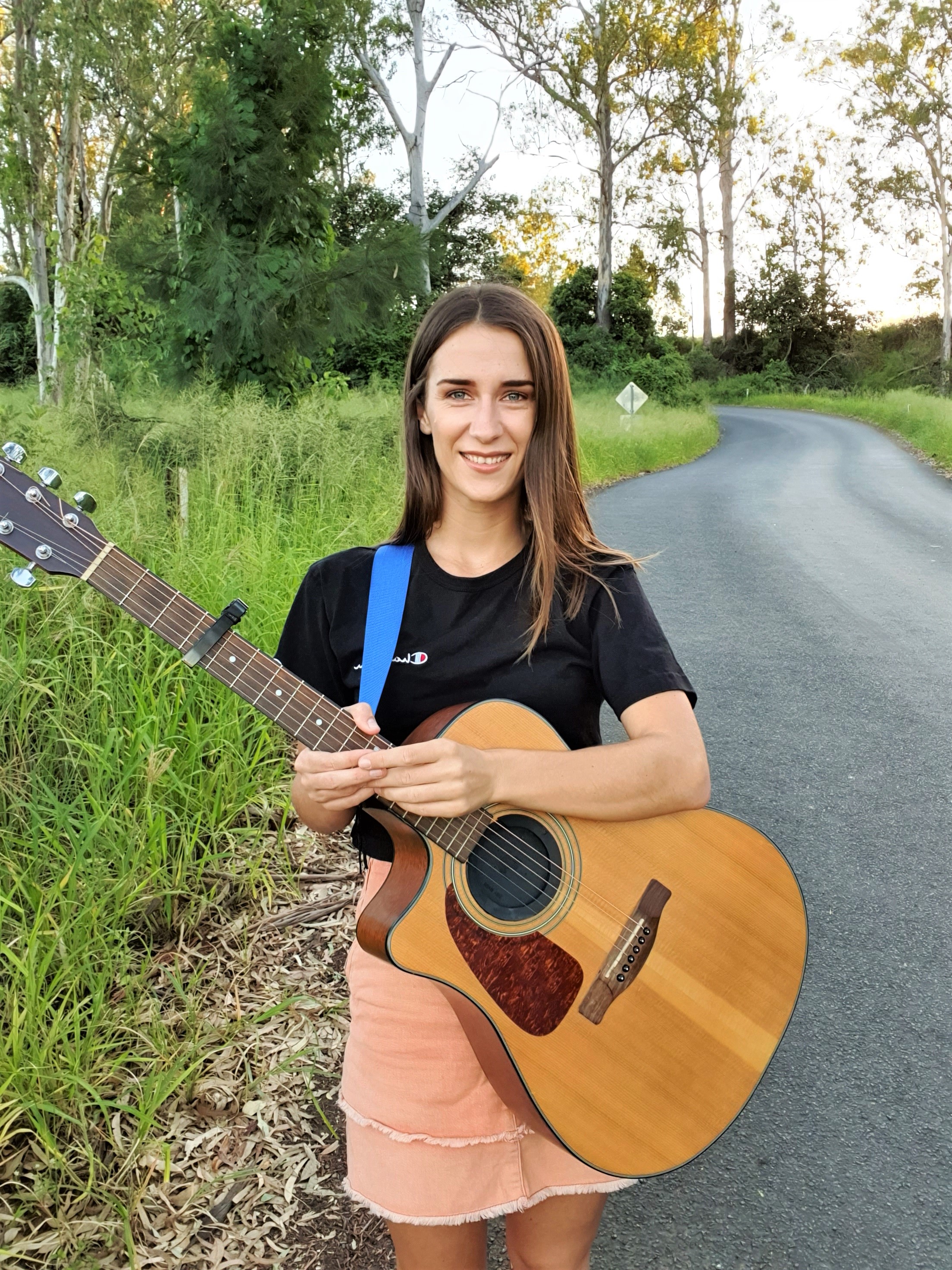 Elly Mac, singer-songwriter in Sandover