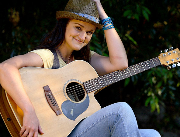 Jen-1, musical soloist in Brisbane