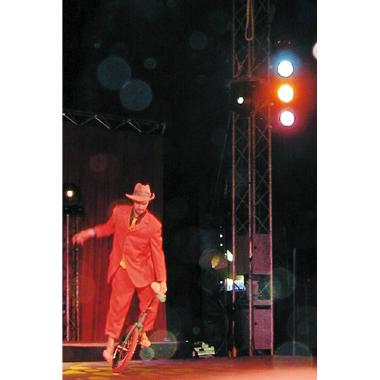 Simon Wells, balloon twister in Brisbane, photo 3