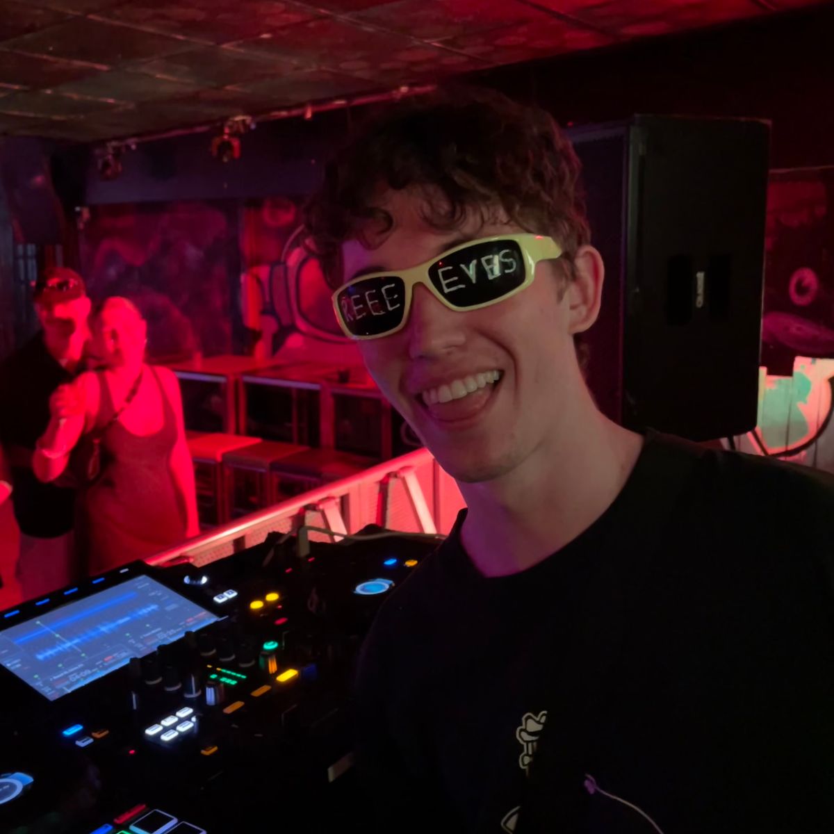 Reeves, dj in Brisbane