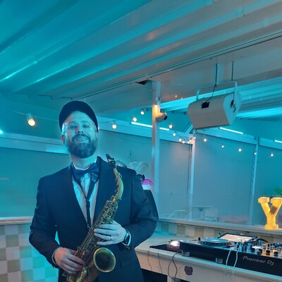 Mr Smith, dj and saxophone in Brisbane, photo 2
