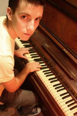 Robert Hackwood, pianist and singer solo in Brisbane