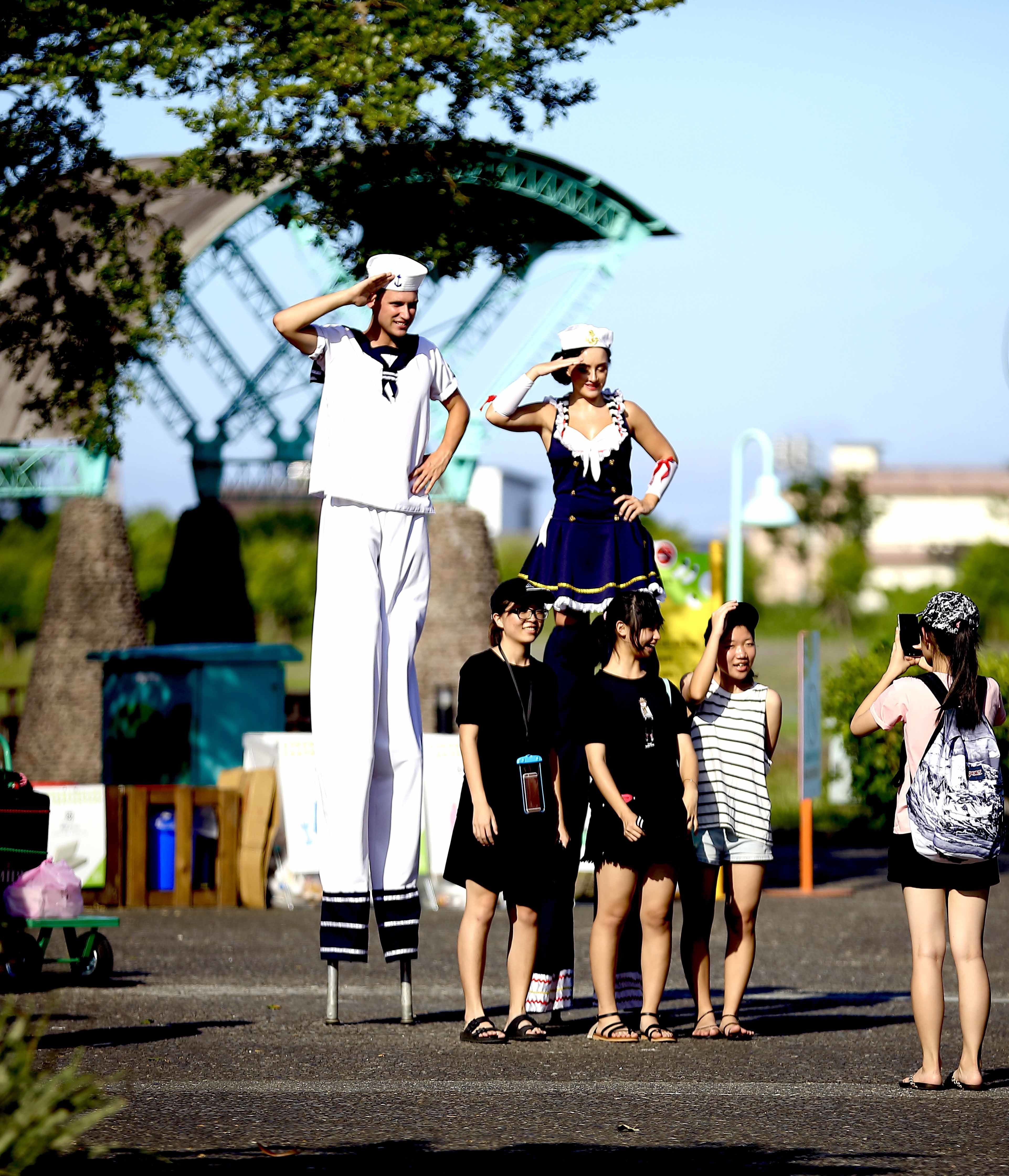 Sailors, roving entertainer in Brisbane, photo 3