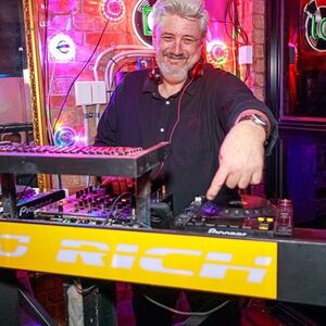 DJ Rich, live in Bundaberg Central, photo 2