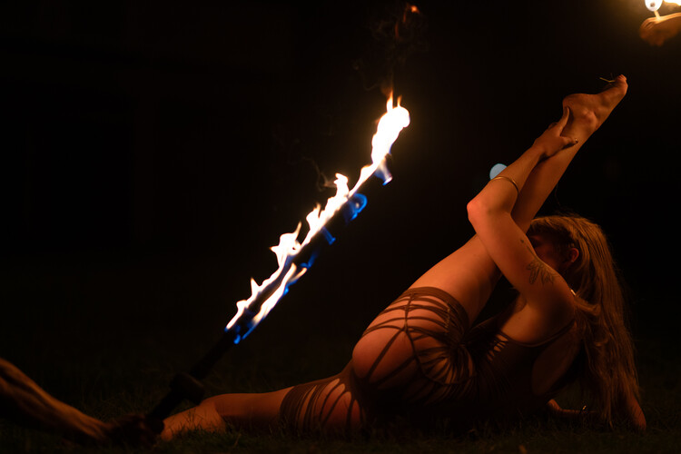Flower of Flame, fire performer in Byron Bay, photo 3