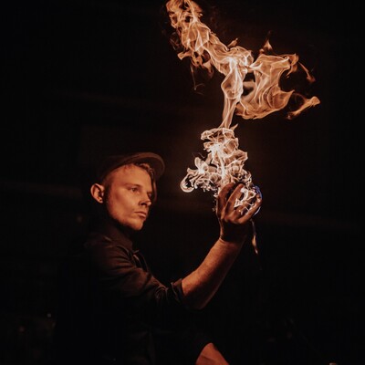 Nicholas Flow, fire performer in Byron Bay, photo 2