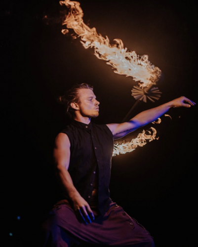 Nicholas Flow, fire performer in Byron Bay, photo 3