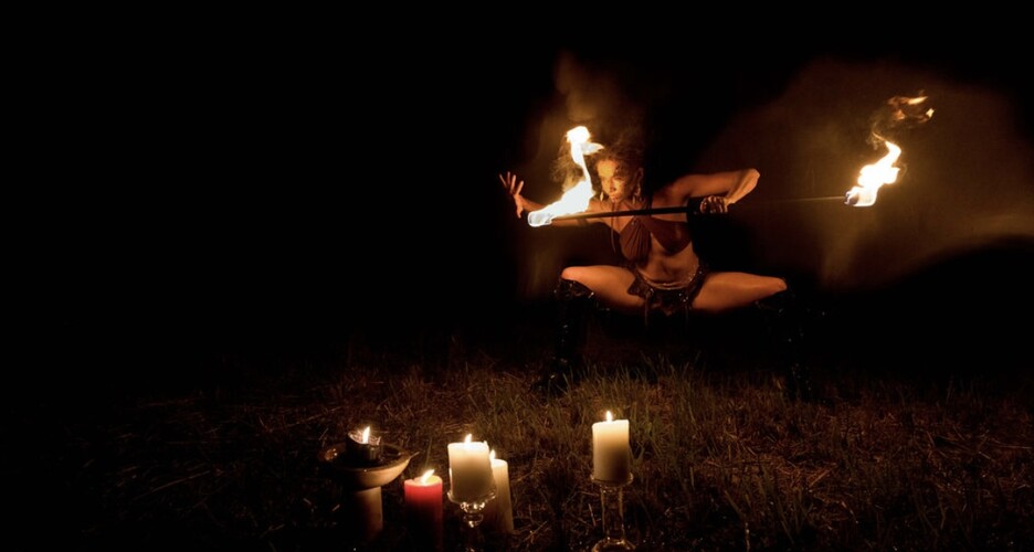 Safire Dragon, fire performer in Byron Bay, photo 3