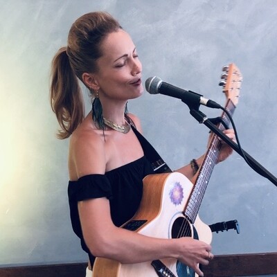 Ivy Amara, singer-songwriter in Cairns, photo 2