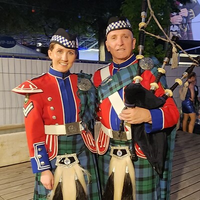 Bagpiper of Distinction, live in Cairns, photo 2