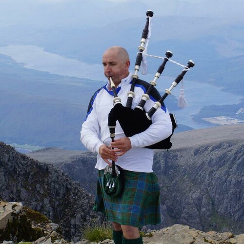Bagpiper of Distinction, live in Cairns, photo 3