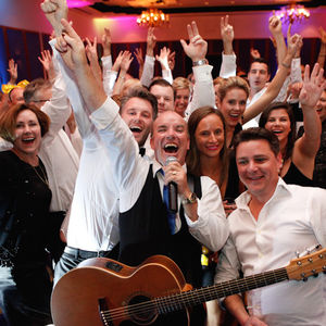Tony George Entertainment, cover band in Cairns, photo 2