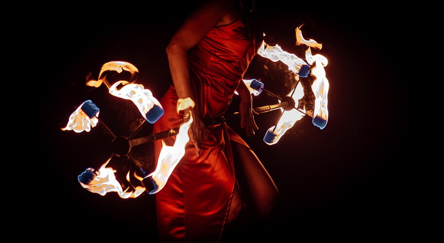 Dragon Queen Fire Show, fire performer in Cairns, photo 3