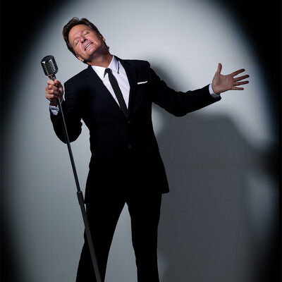 Chris Lloyds, jazz singer in Cairns, photo 2