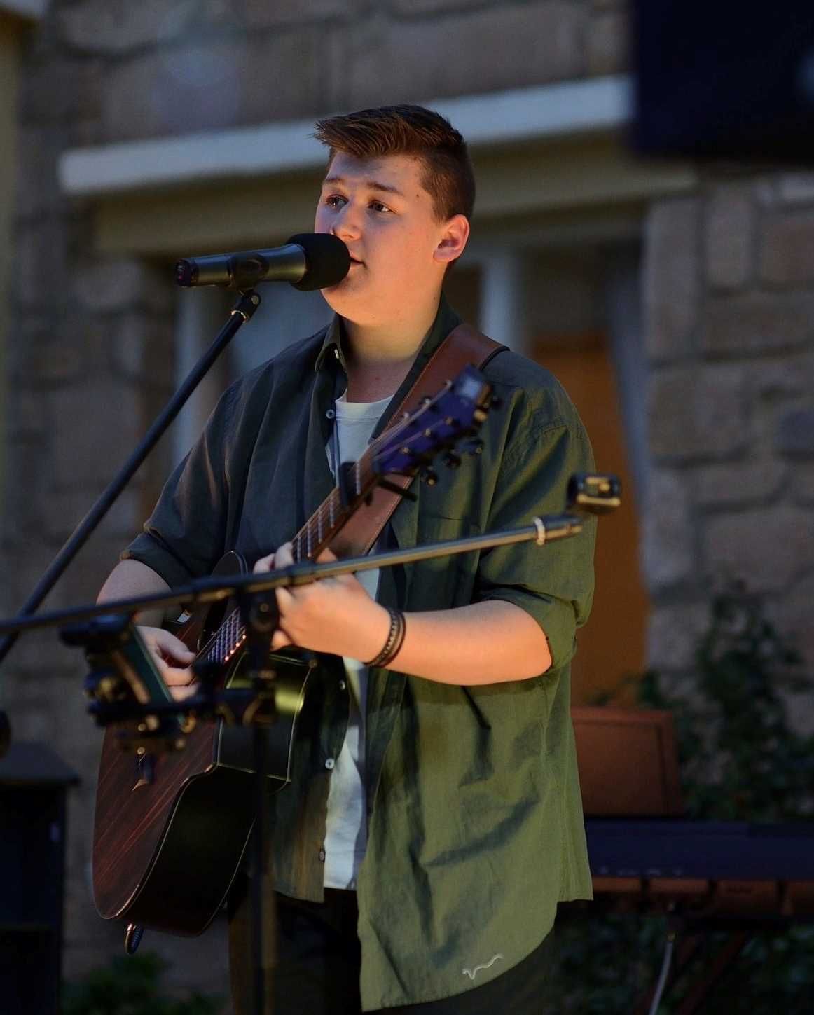 Chayse Larsen Music, guitarist