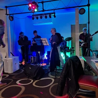 LRC left-right&centre, tribute band in Clunes, photo 2