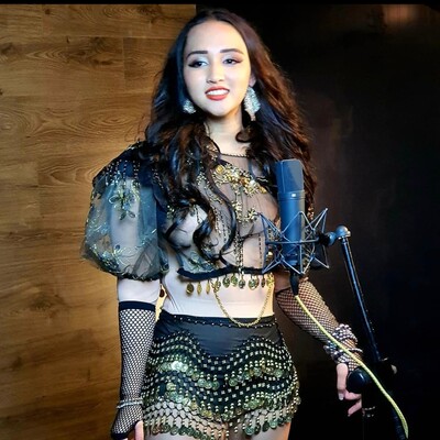 Laura Alessandra Currie, singer in Copacabana