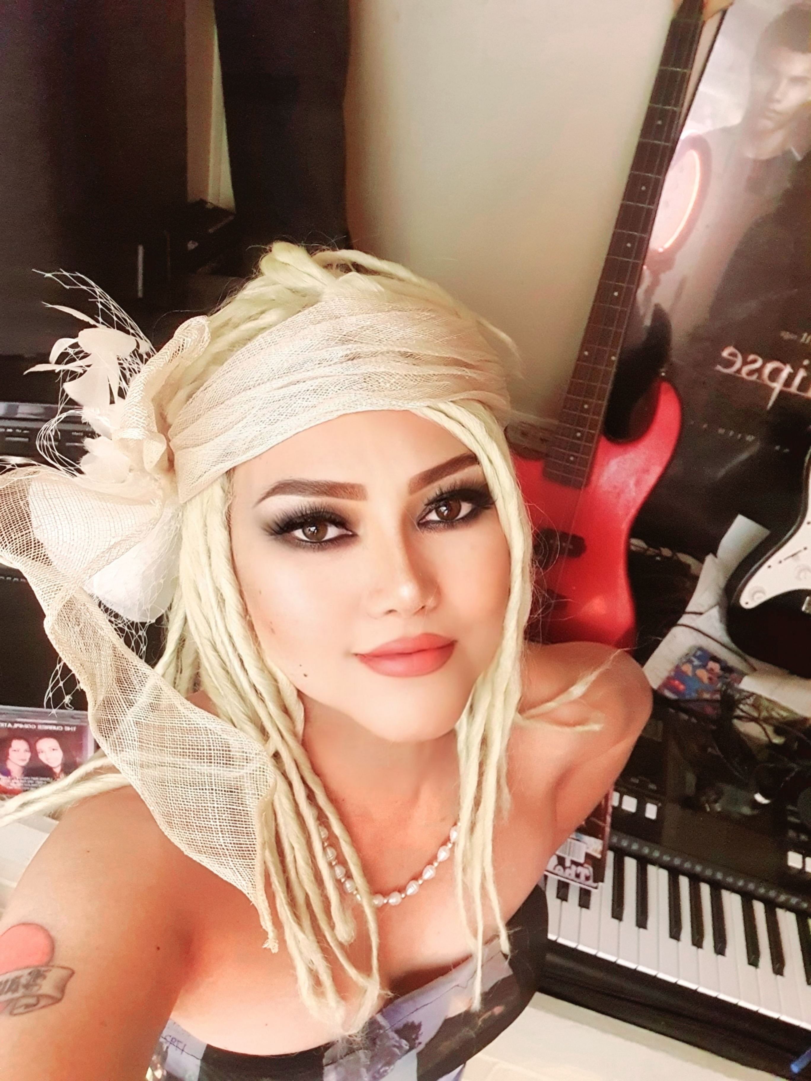 Stelly Currie, singer in Copacabana