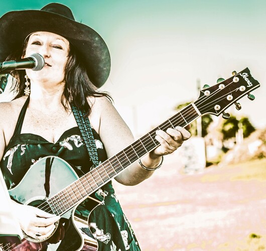 Yvette Young, musical soloist in Darwin, photo 3