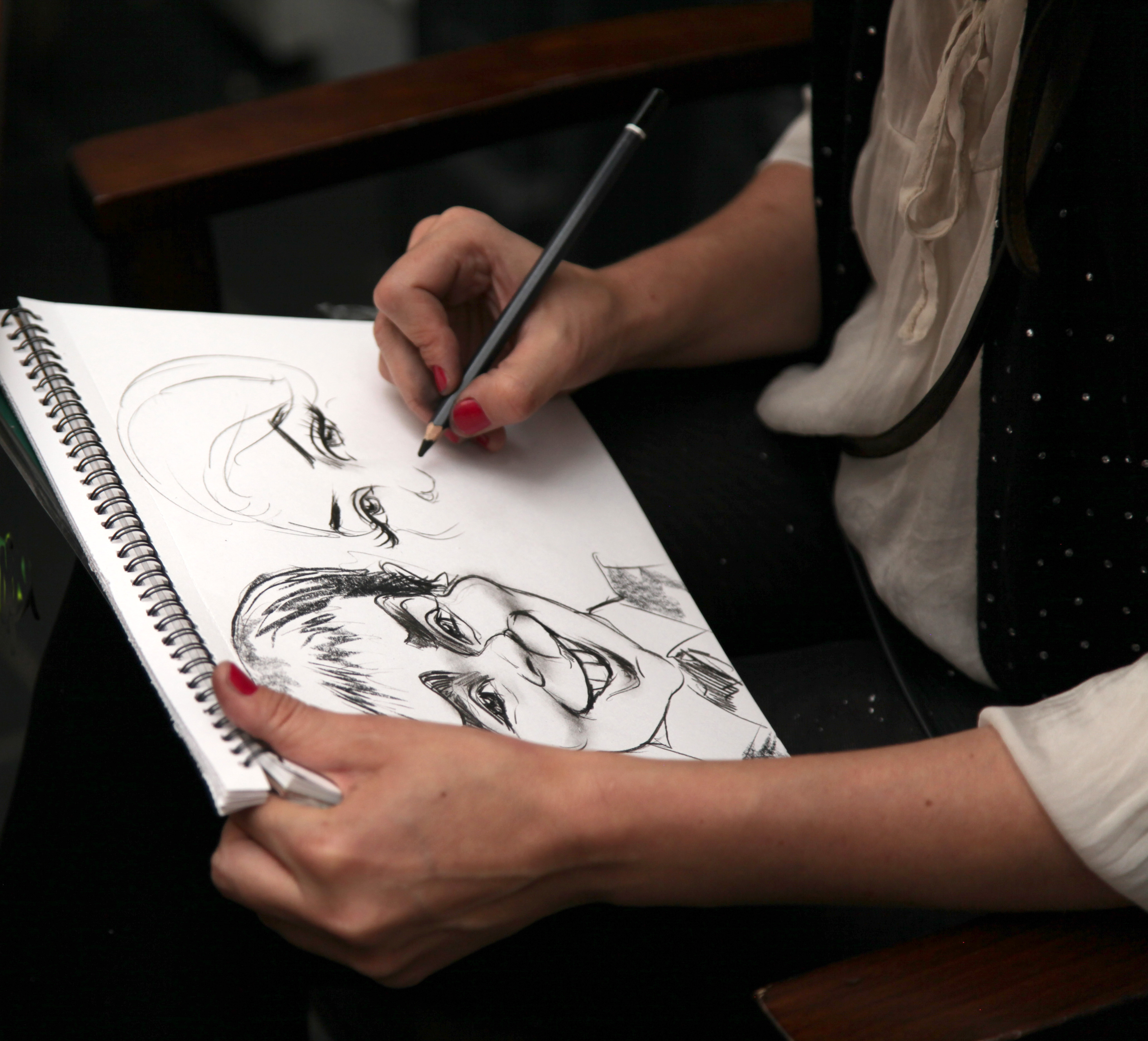 Orshi, caricaturist in Darwin