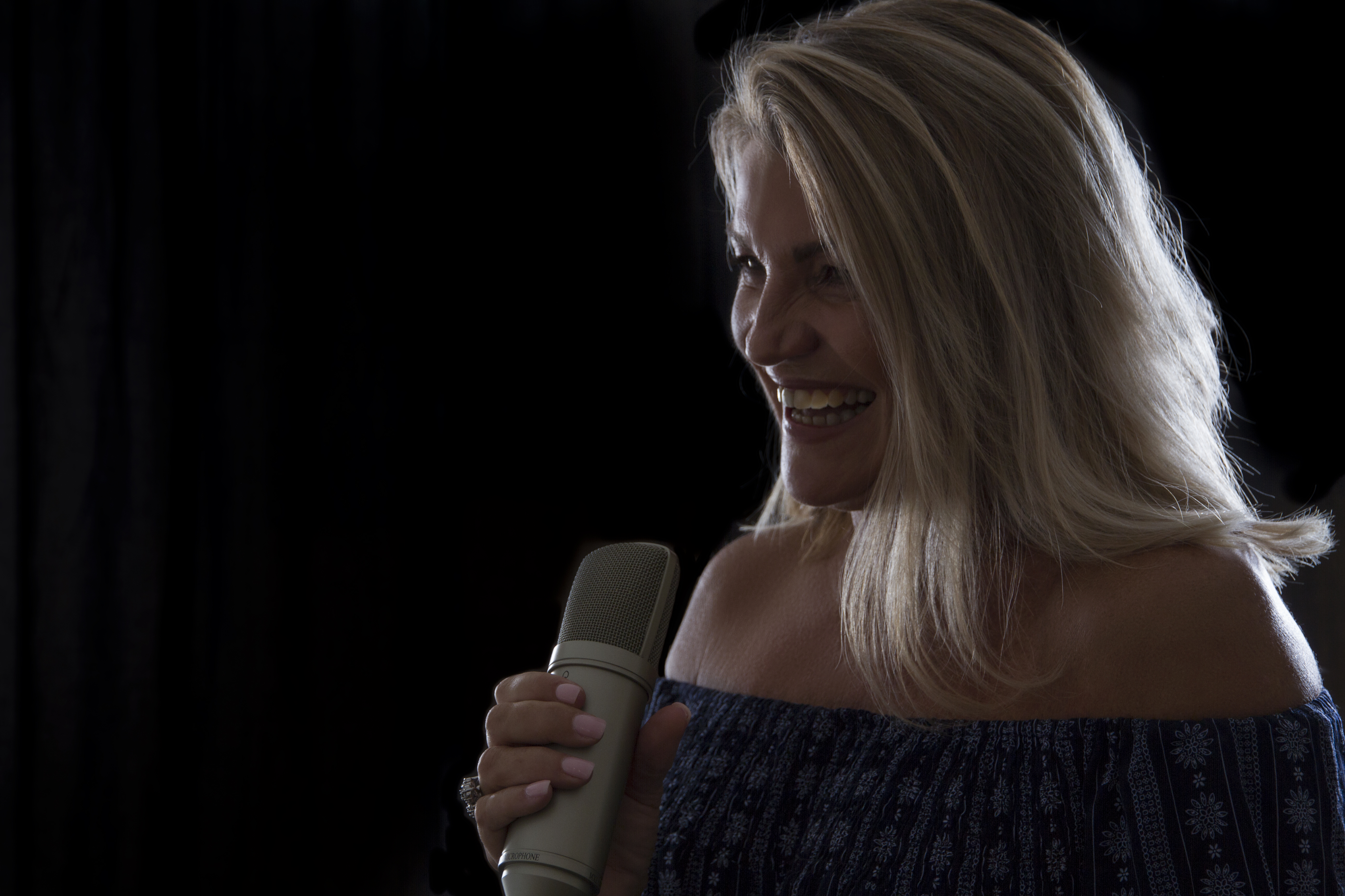 Erin, pianist and singer solo in Perth