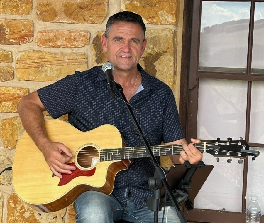 Gary Daglish Solo, singer in Perth, photo 2