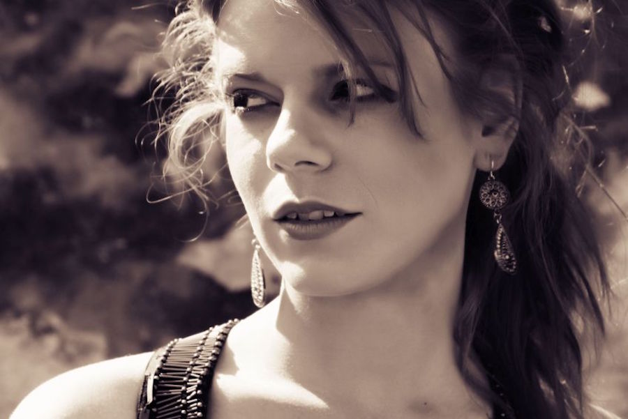 Georgie Aué, pianist and singer solo in Perth