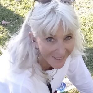 Suzanne May, musical soloist in Glenwood, photo 2