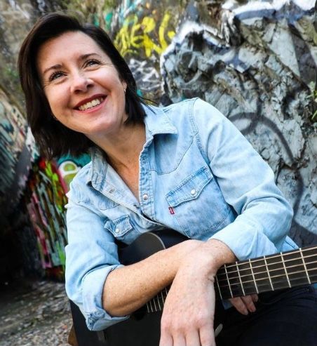 Dana Crowe, singer-songwriter in Gold Coast