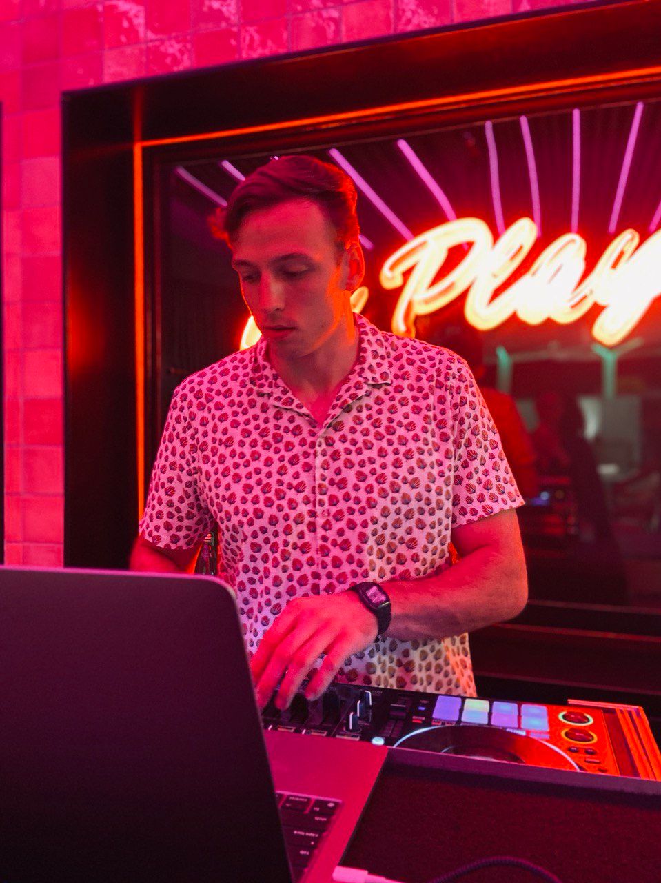 Alex Grey, dj in Gold Coast