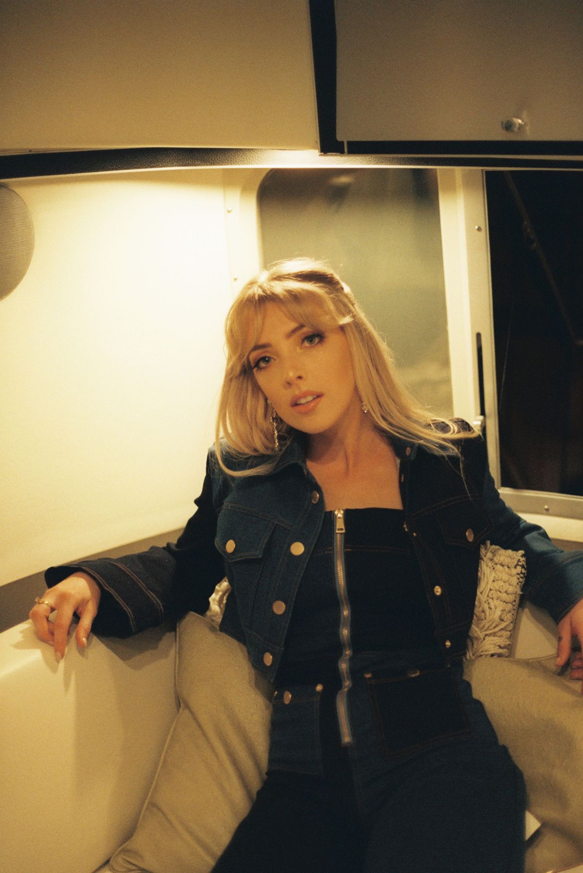 Rhea Robertson, singer-songwriter in Gold Coast