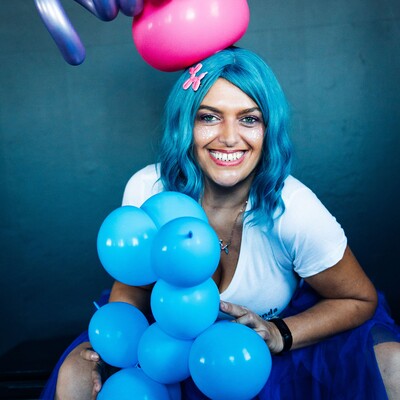 Amanda, balloon twister in Gympie, photo 2