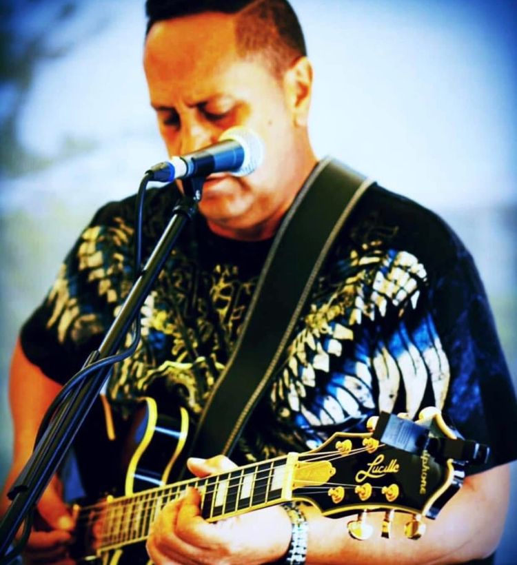 Dean Gray, singer in Hervey Bay