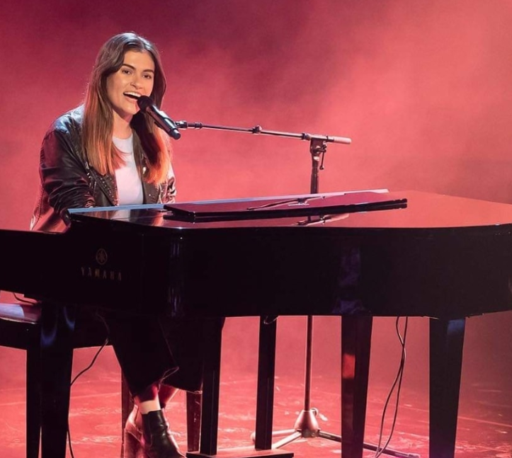 Cassidy Mackie, pianist and singer solo in Hervey Bay