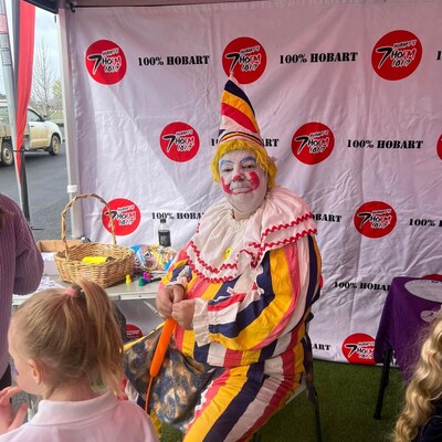 Jimbo the Clown, balloon twister in Hobart, photo 2